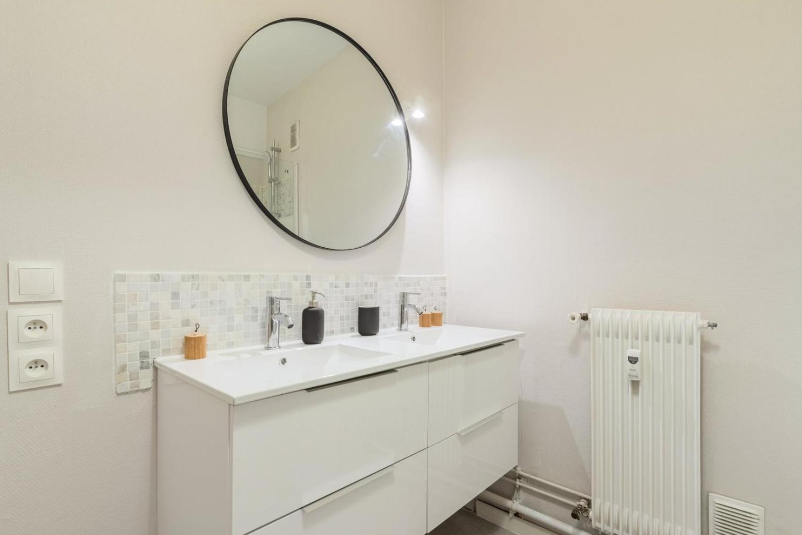 Spacious 3 Bedroom Apartment & Private Parking! Lambersart Ngoại thất bức ảnh